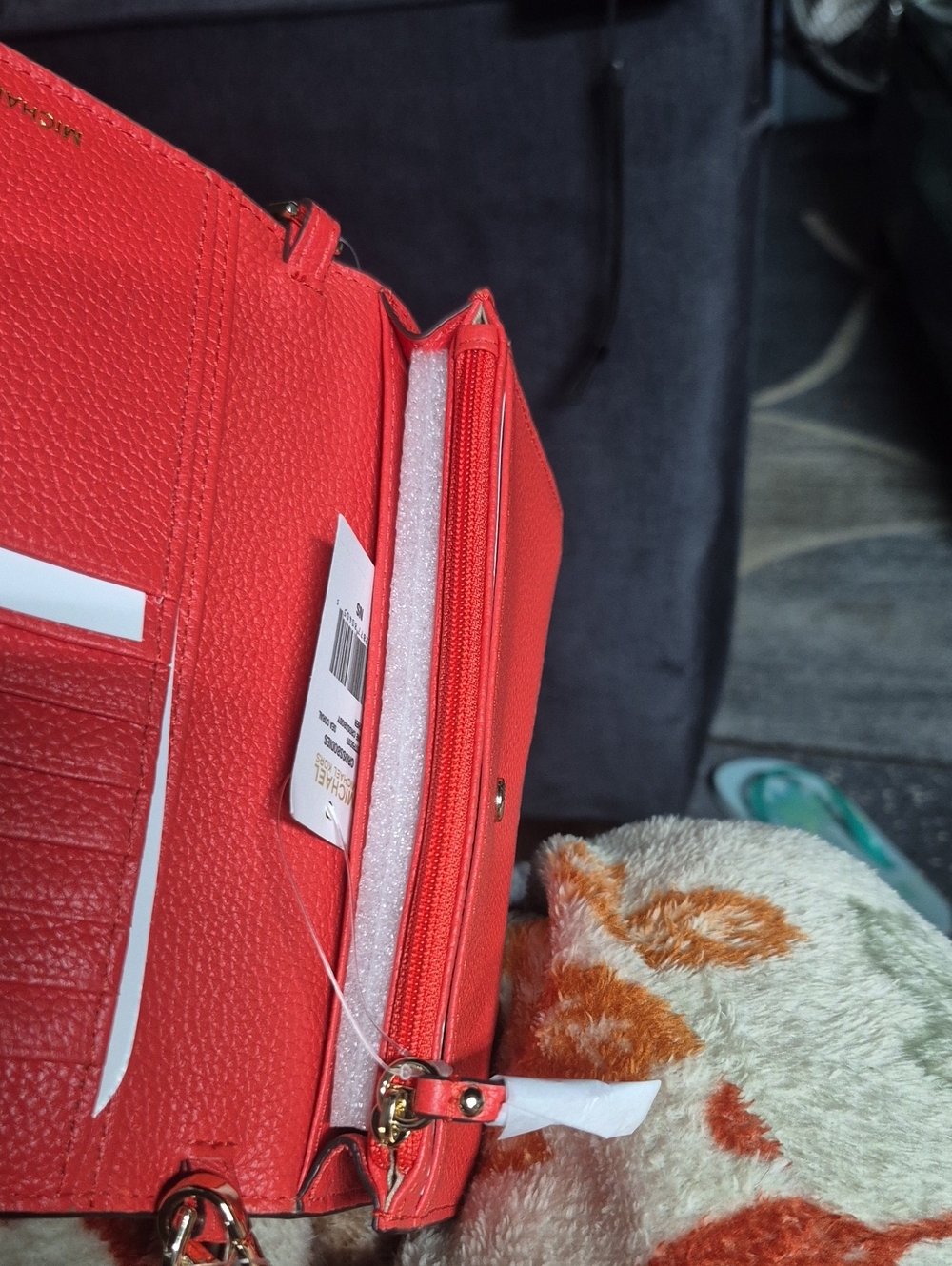 Michael Kors Red Crossbody Bag with Modern Design - Picture 5 of 6